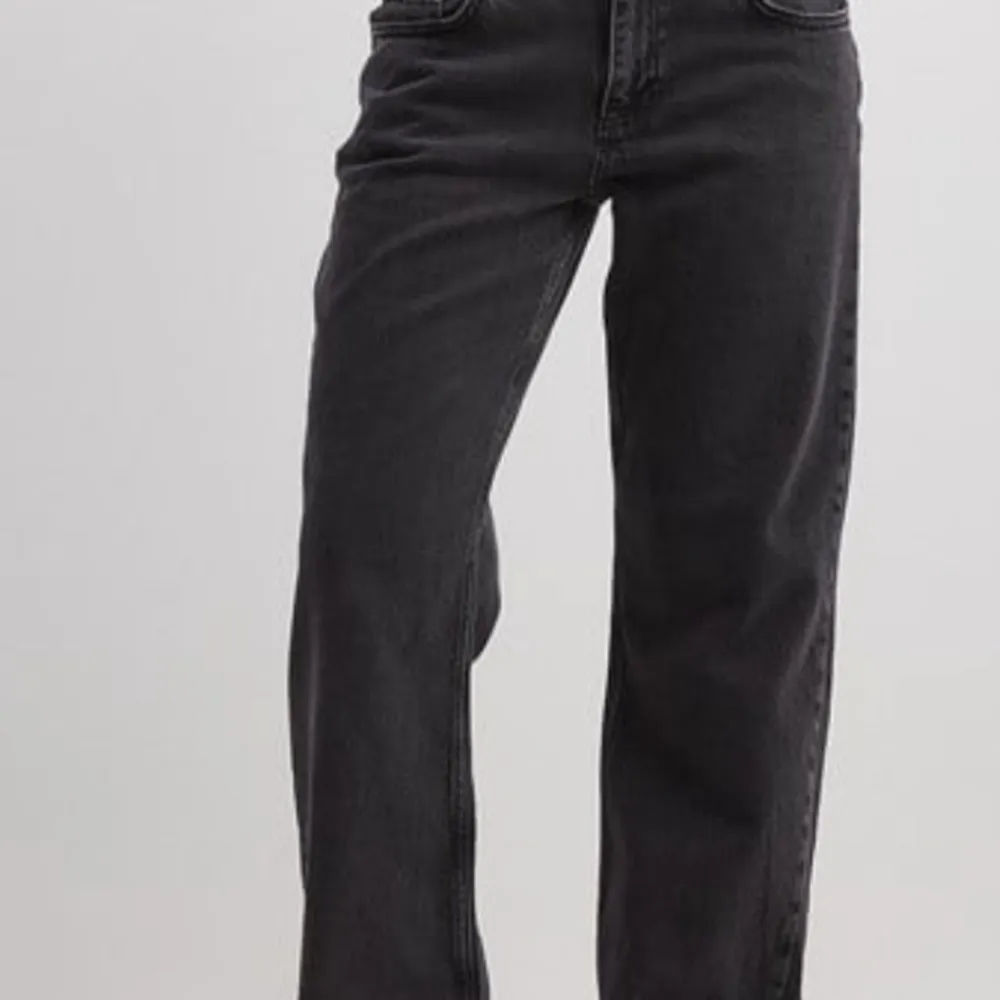 Jeans från nakd, raka i benen och låga i midjan. Aldrig använda. Ordinarie pris 699 kr. Jeans & Byxor.