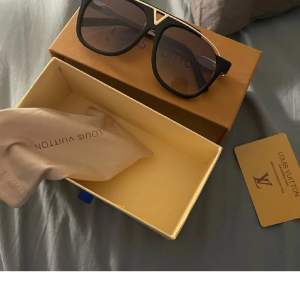 Louis Vuitton solglasögon i högsta kvalitet som är helt nya. 