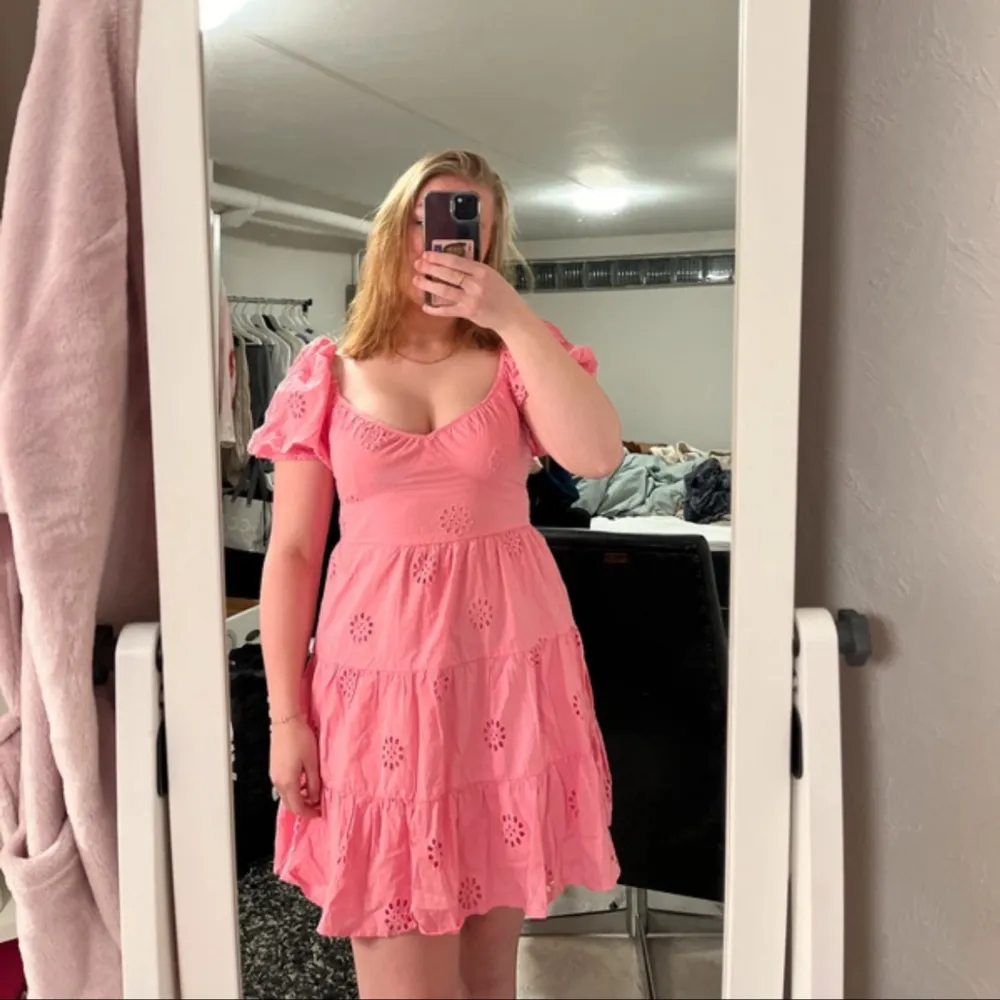 Rosa klänning från Primark. Köpt för 250kr. Aldrig använd utan endast testad.. Klänningar.