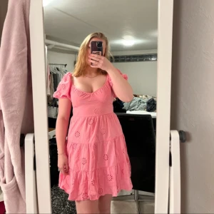 Rosa klänning - Rosa klänning från Primark. Köpt för 250kr. Aldrig använd utan endast testad.