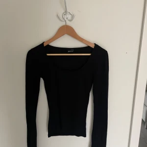Gina topp - Populära toppen från Gina med slits vid ärmarna. Har ett litet hål lite under u-ringningen 