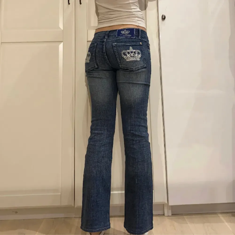 Säljer dessa sjukt snygga Victoria Beckham low waist jeans! Dem är i strl w25/xs. Innerbenslängden är 76 cm och midjemått är 35 cm rakt över. 💕. Jeans & Byxor.