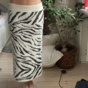 Fluffig zebrakjol - Midikjol med zebramönster, fluffig och stretchig