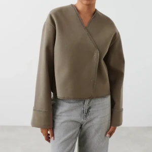 Kort kappa  - Använd 1 gång utöver att jag testat den, säljer då den inte passar mig. Sitter jättesnyggt och färgen är en väldigt fin brun nyans, skriv för fler bilder 🩷