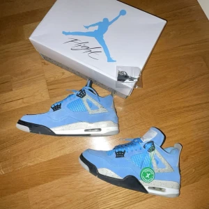 Jordan 4 university blue  - Skick 8/10, använt ett par gånger men har växt ut de, pris kan diskuteras, finns inget kvitto.