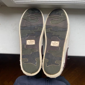 VALENTINO FLYCREWS  - SÄLJER MINA FLYCREWS I DEN ONVANLIGA FÄRGEN VINRÖD❗️❗️Skick är 7/10, 4 nitar saknas på ens skon men inget mer BARA SKORNA FÖLJER MED❗️