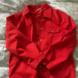 Röd Zara jacka vattentät - Jacka från Zara, oanvänd. Storlek M oversized. En bröst ficka.