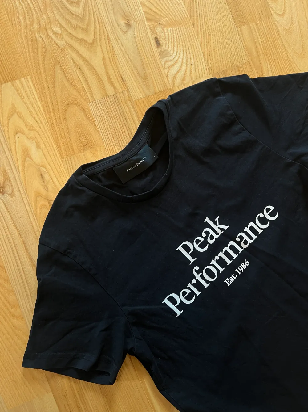 Snygg svart Peak Performance T-shirt. Herrmodell, passar dock oavsett kön. Knappt använd, säljer pga för liten… Nypris 499kr. Stl. S. (Sista bilden är lånad).. T-shirts.
