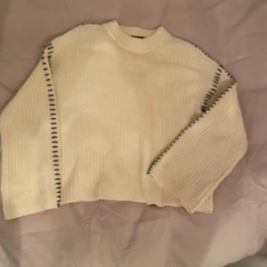 Tröja  - Helt ny tröja din Gina, aldrig använd då ja köpte två storlekar, finns ej på hemsidan längre, super fin till sommaren och hösten 