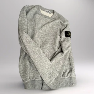 Stone island crewneck  - Tjena, säljer en riktigt clean Stone island crewneck i strl M men passar som S. Skick: 8/10 ,Kom med bud.