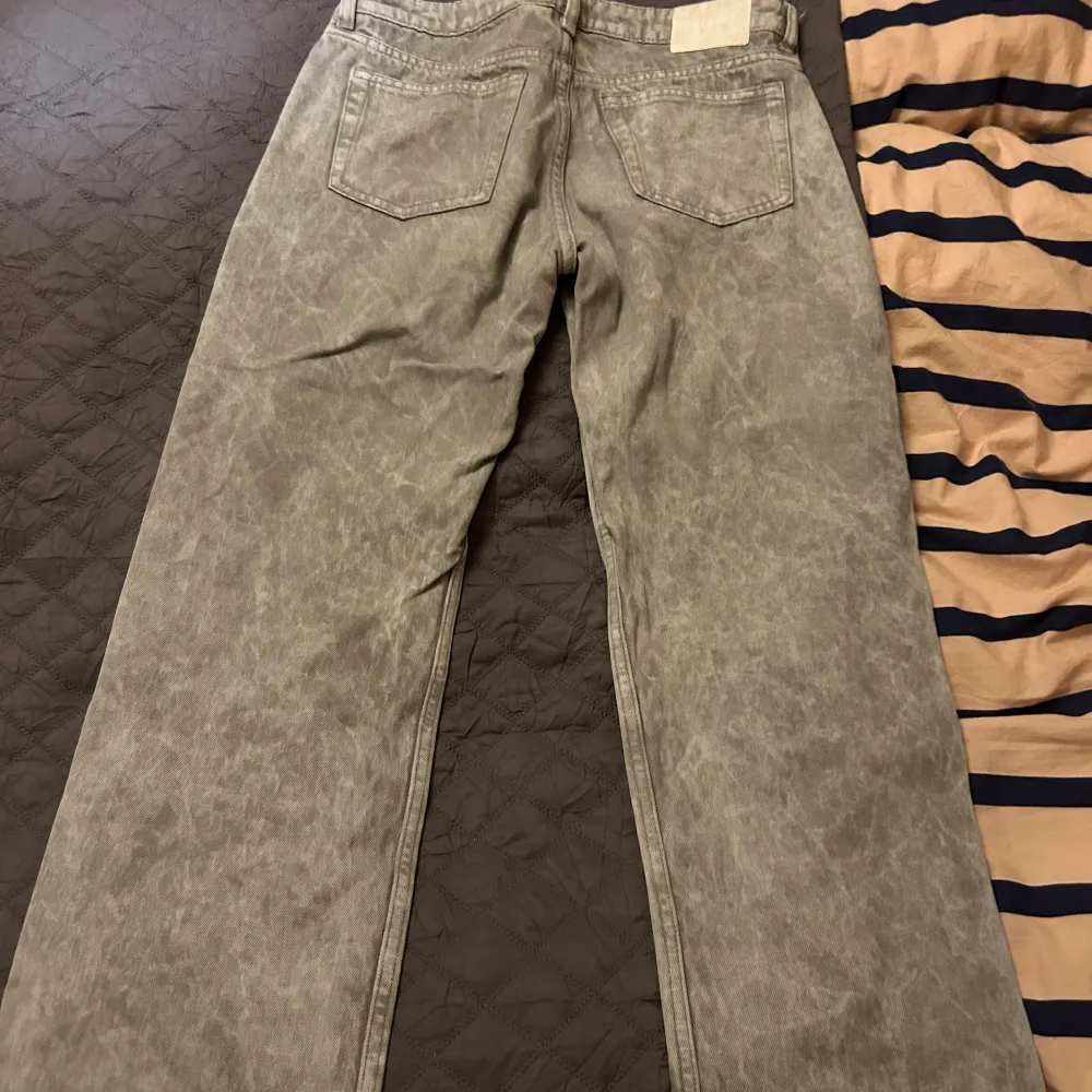 Low waist straighta jeans från Weekday! Använda ett fåtal gånger, och tror inte att de går att få tag i längre!🩷. Jeans & Byxor.