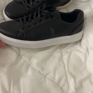 Svart skor vit under -  Nu säljer jag min skor helt ny har inte använt en enda gång