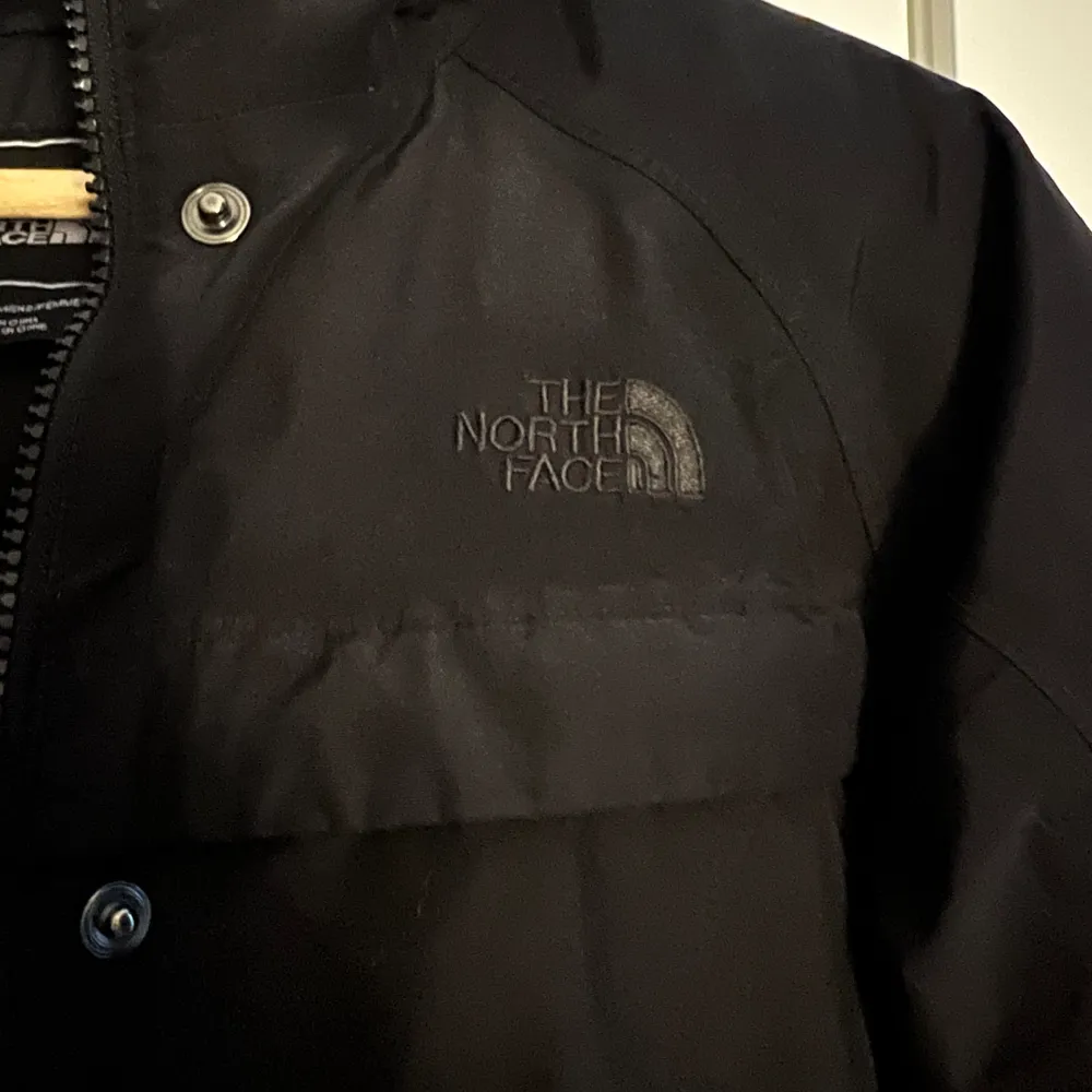 Säljer denna jackan från ” The North Face” i storleken S för 609 kroner. Orginalpriset ligger runt 2500. Den är i väldigt bra skick och finns inga defekter. Det är bara att skriva till mig vid funderingar💗priset kan alltid diskuteras😊. Jackor.