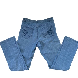 Jeans - Jeans i sån randigt å snyggt material💙🤍
