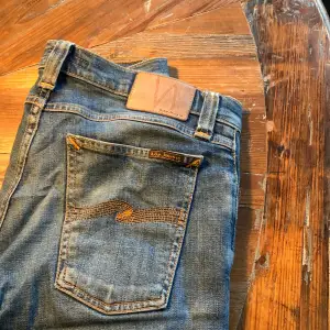 Säljer ett par nudie Jeans eftersom behöver nya! Ett litet hål som ni ser på bilden men går enkelt att fixa därför jag säljer också lite billigare! Skriv för mer bilder/ frågor. Storlek 29/32