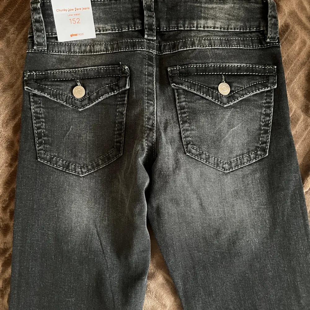 Low flare jeans från Gina tricot Young, aldrig använda på grund av fel storlek så de är som nya! Pris kan diskuteras . Jeans & Byxor.