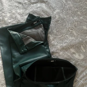 bikbok set  - använt 1 gång.  toppen är i stolek XS och underdel i stolek S.   (obs! andra bild lånad för att visa hur det sitter på)