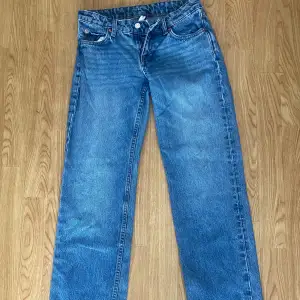 Jätte fina jeans som inte går till användning längre❤️ Om man vill ha en bild med plagget på är det bara att fråga! Original pris: 600