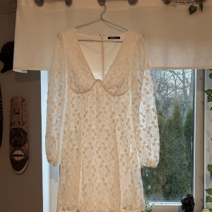 Söt vit klänning - Fin klänning, perfekt till student eller vanlig sommardag. Använd en gång🙌