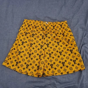 Street Market Supply LV Monogram - *NOT LOUIS VUITTON, MÄRKET HETER STREET MARKET SUPPLY* 9/10 barely worn washed and cleaned säljer den fett billigt typ 50% off