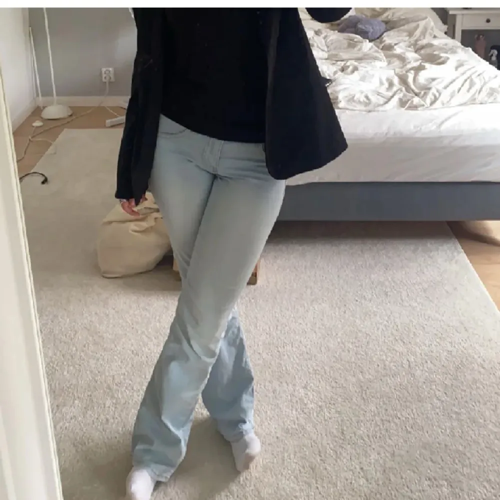 Lowwaist bootcut jeans från hm i en ljus blå färg! Superfina och bra skick!💙. Jeans & Byxor.