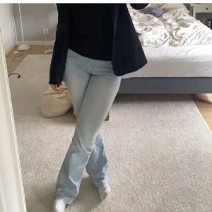Ljusblå jeans lowwaist bootcut  - Lowwaist bootcut jeans från hm i en ljus blå färg! Superfina och bra skick!💙