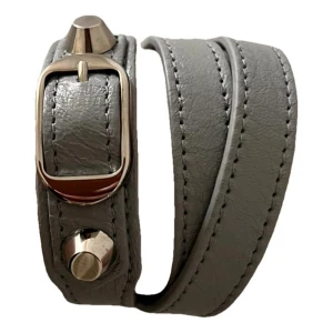 Balenciaga armband - Säljer mitt fina Balenciaga armband, tyvärr inget kvitto men det är äkta!!  Man snurrar det 3 varv!