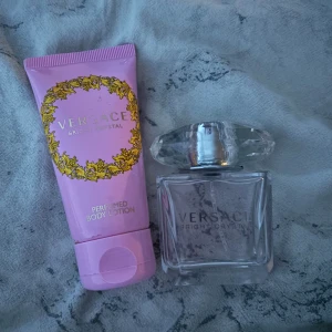 Versace parfym+lotion🩷 - Använd ganska mycket, då jag inte tycker lukten passar mig längre så säljer jag den! Skulle säga att de är halva kvar av lotionen, kanske lite mindre men inte använt den så många gånger! ❤️