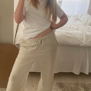 Linnebyxor - Jätte fina linnebyxor i 100% linne, som är använda under en sommar, väldigt sparsamt. Säljer pga att jag inte använder de tillräckligt mycket💗Extremt fin kvalitet, köpa för 690kr