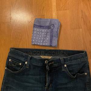 Ett par riktigt feta slim fit jeans från Jacob Cohen. | Nypris ca 5000kr | Vårat pris endast 999kr | Skick 9/10 inga defekter | Hör av dig vid frågor och funderingar🔔