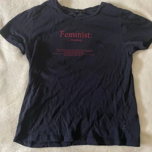 Tshirt med tryck  - En tshirt med tryck på. Säljer pga att den inte används. Köparen står för frakt och pris kan diskuteras❣️