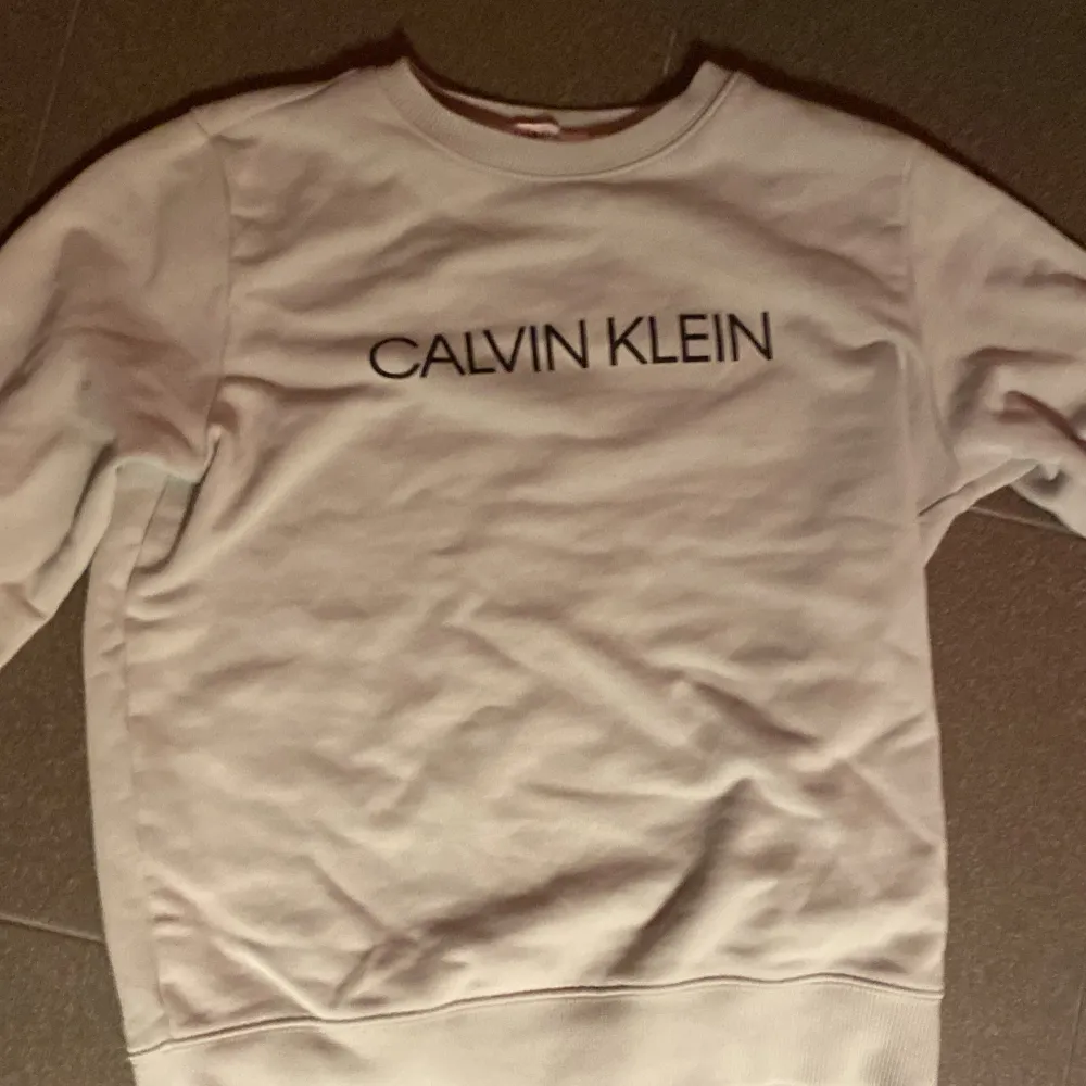 Säljer min gammla Calvin Klein tröja har haft den i cirka 3-4år nu och den har knappast kommit till någon användning den är som ny . Tröjor & Koftor.