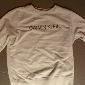 Säljer min gammla Calvin Klein tröja har haft den i cirka 3-4år nu och den har knappast kommit till någon användning den är som ny 