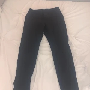 Kostymbyxor  - Svarta kostymbyxor från Vero Moda. Väldigt fint mattetal och i fint skick. Inga hål eller fläckar. Jag säljer domherre jättefina byxorna för dom var i fel storlek. Använda ett par gånger men ser ut som nya.