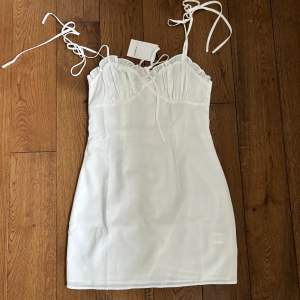 Jättesöt vit klänning Oanvänd  Kan justeras i axlarna Perfekt som studentklänning 