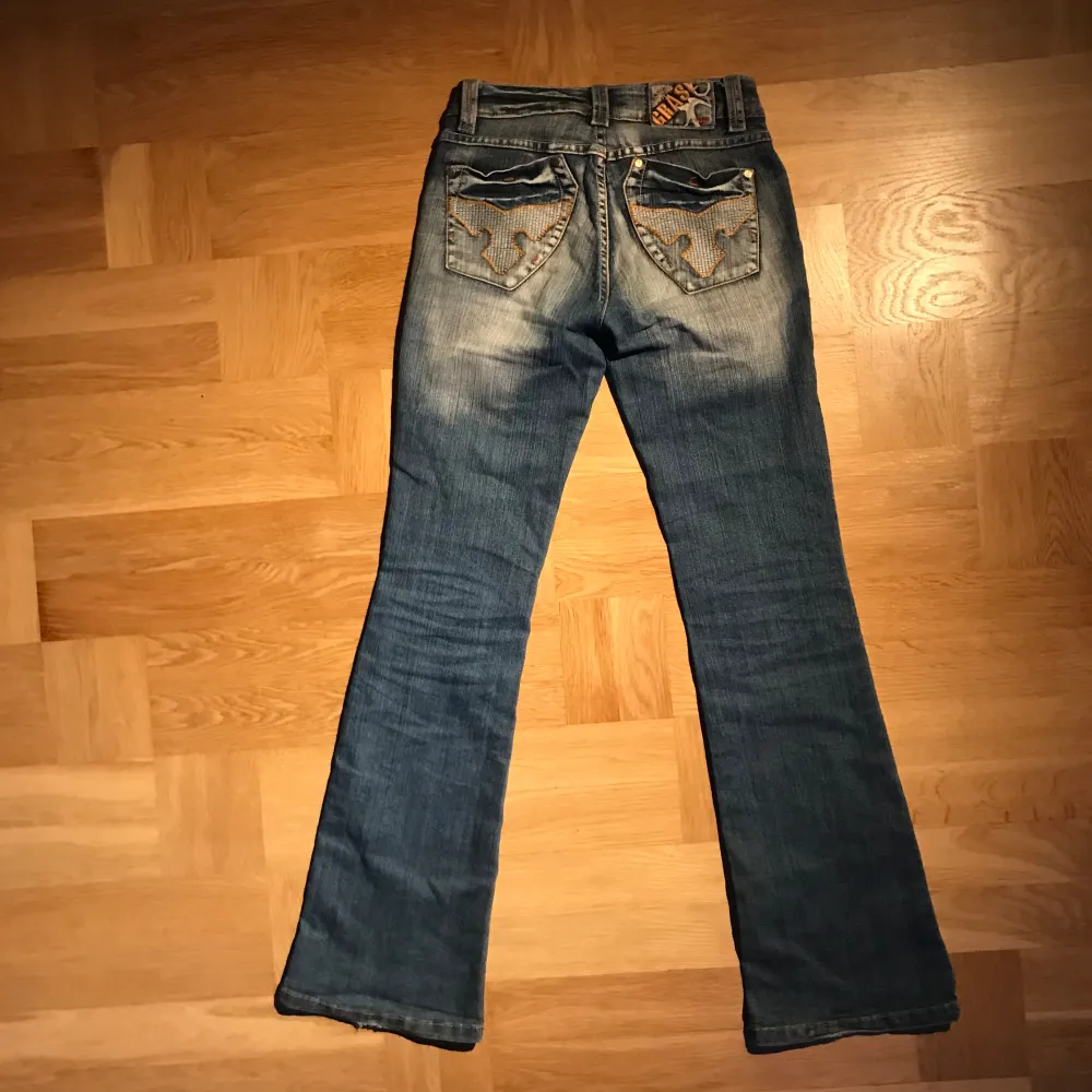 jätte söta bootcut jeans med detaljer på fickorna! Har tyvärr inga bilder hur dem sitter på på grund av att dem är något för små för mig i midjan.  Jag är ungefär 166cm lång och dem är bra i längden på mig!💕. Jeans & Byxor.