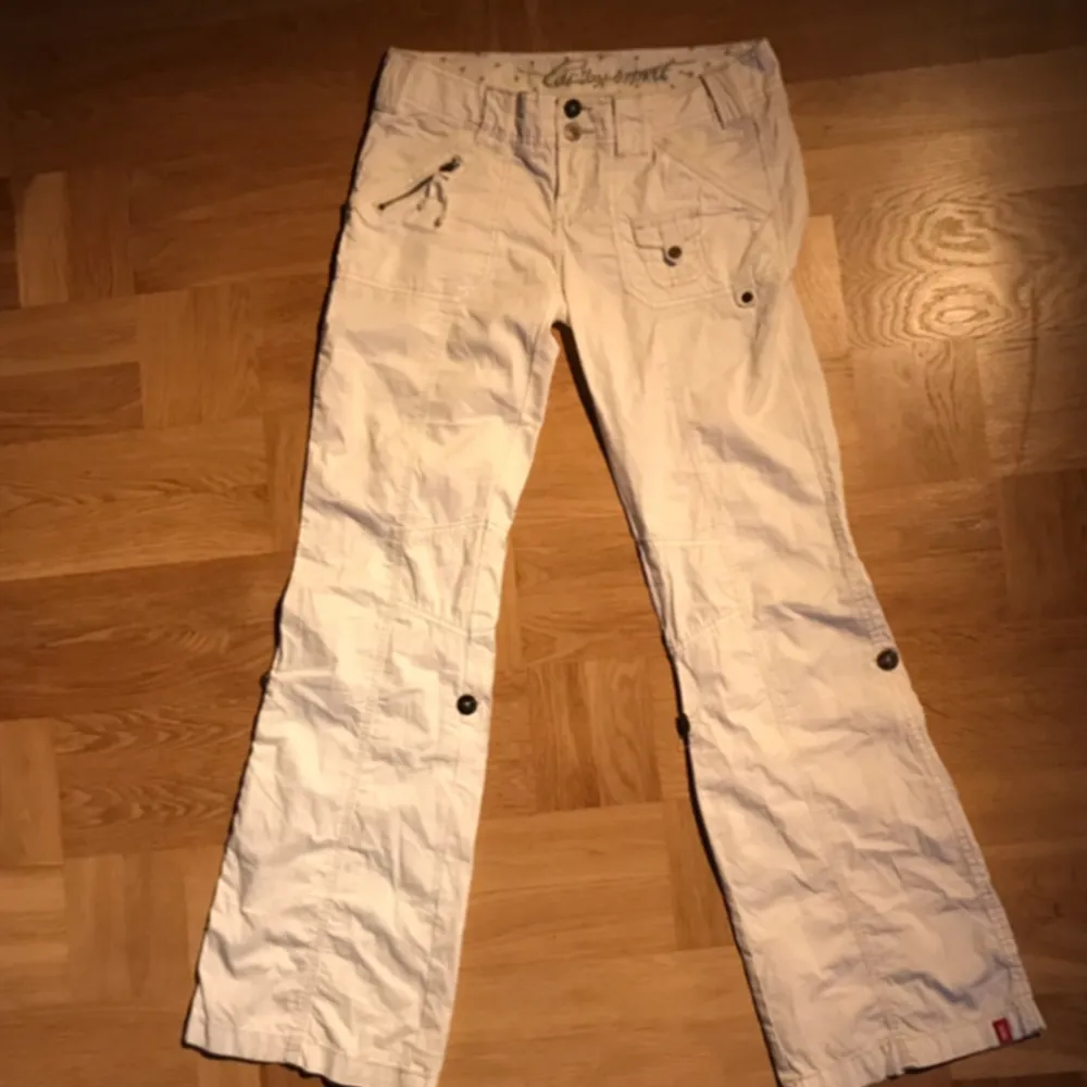 Vita Lågmidjade och utsvängda byxor! Helt nya och oanvända, dem är i ett tunnare matrial så perfekta nu inför sommaren!💕. Jeans & Byxor.