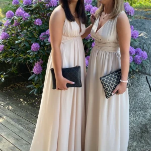 Balklänning  - Säljer nu min fina ljusrosa balklänning, den till vänster om bilderna🥰Använd endast 1 gång! Den är v ringad fram till, och öppen helt i ryggen😍 Storlek xs men passar även mig som är en s/m💕 Är 165cm och har klackar på bilden som cirka är 10cm höga😍😍