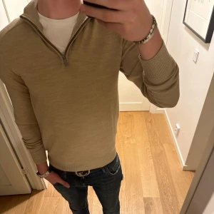 Stickad bruun & Stengade tröja  - Storlek S, mycket bra skick, beige 