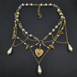 Handgjort unik  halsband och exklusiv design🖤Följ :@ekjewelryofficial🤲  🔗⛓️Material- trumlade stenar,kristall, rostfritt stål,zinklegeringar och pärlor. Längd: 36-40cm. 
