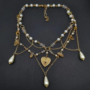 Handgjort unik halsband  - Handgjort unik  halsband och exklusiv design🖤Följ :@ekjewelryofficial🤲  🔗⛓️Material- trumlade stenar,kristall, rostfritt stål,zinklegeringar och pärlor. Längd: 36-40cm. 