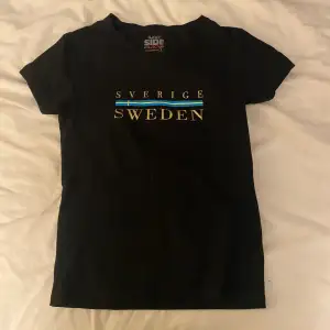 En svart tshirt med text i storlek S, skönt material, kan mötas upp i Uppsala eller skicka på post men då står köparen för frakt 