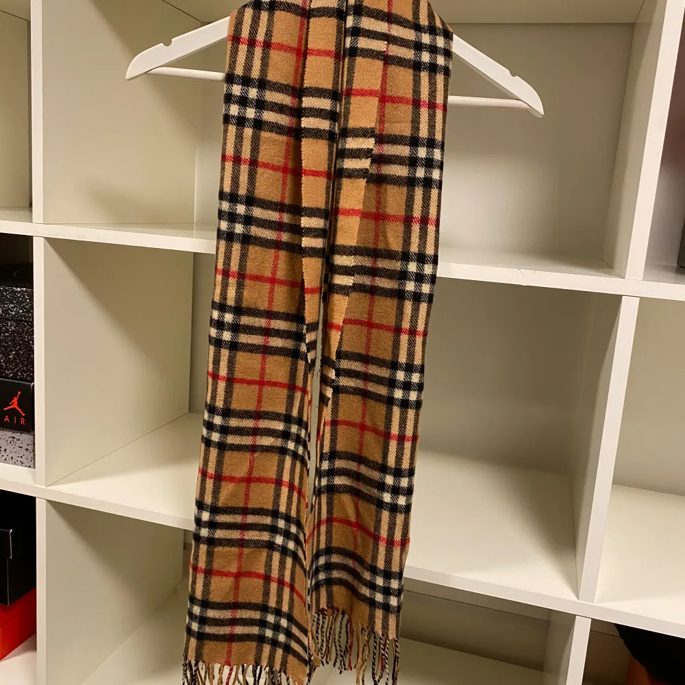 Burberry scarf beige  100% lambswool One size   . Övrigt.