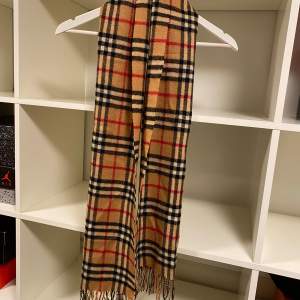 Burberry scarf beige  100% lambswool One size   