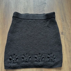 Virkad kjol - Svart virkad kjol, aldrig använd. Passar XS/S. Stretchig. 