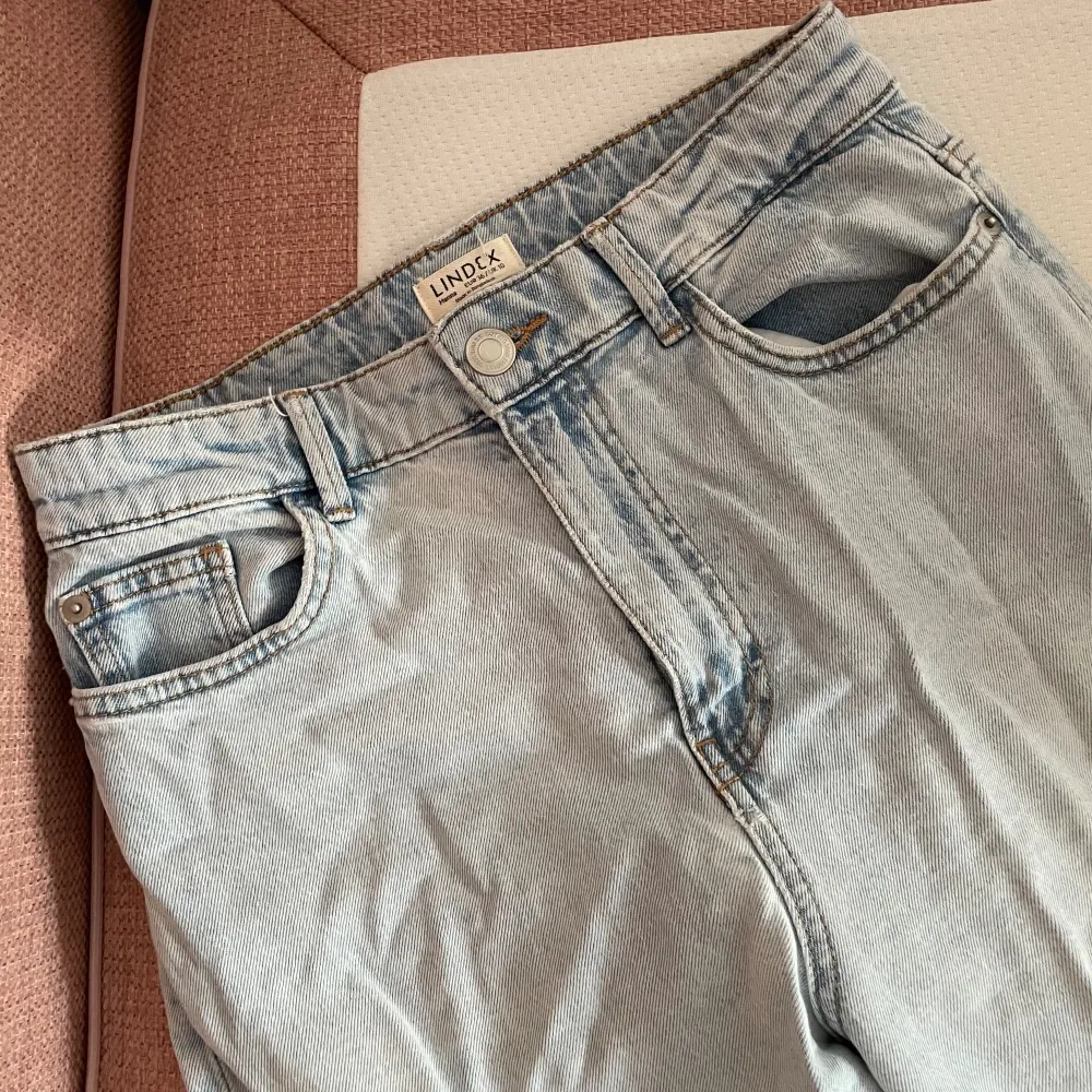 Säljer dessa jeans i ljusblå köpta på lindex, som är lite wide där nere🤍 längden går ned lite vid benen och jag är 163 cm lång🥰de är mid-låg midjade skulle jag säga!. Jeans & Byxor.