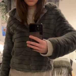 Pälsjacka - Grå pälsjacka från Tessie. Xs/S