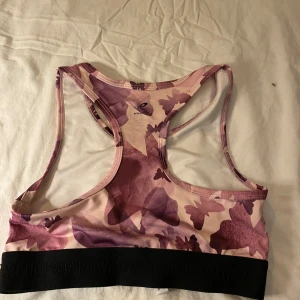 En sport topp  - 146/152  Aldrig använt  Vädigt skönt material  Köparen står för frakten 