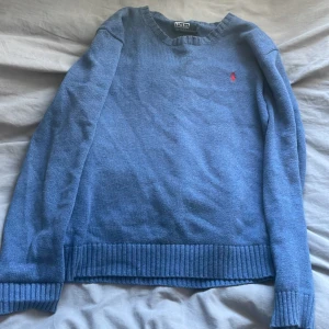 Stickad tröja från Ralph Lauren - Säljer en blå stickad Ralph Lauren tröja i bra skick.
