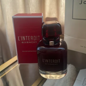 Givenchy parfym - Säljer min näst intill oanvända givenchy L’interdit rouge parfym, använt max 2-3 gånger.  Säljes då jag har en väldigt stor parfym collection och dras mer till andra parfymer.  Flaskan är 80 ml och köptes för 1200kr, jag säljer den därför för 850kr:)